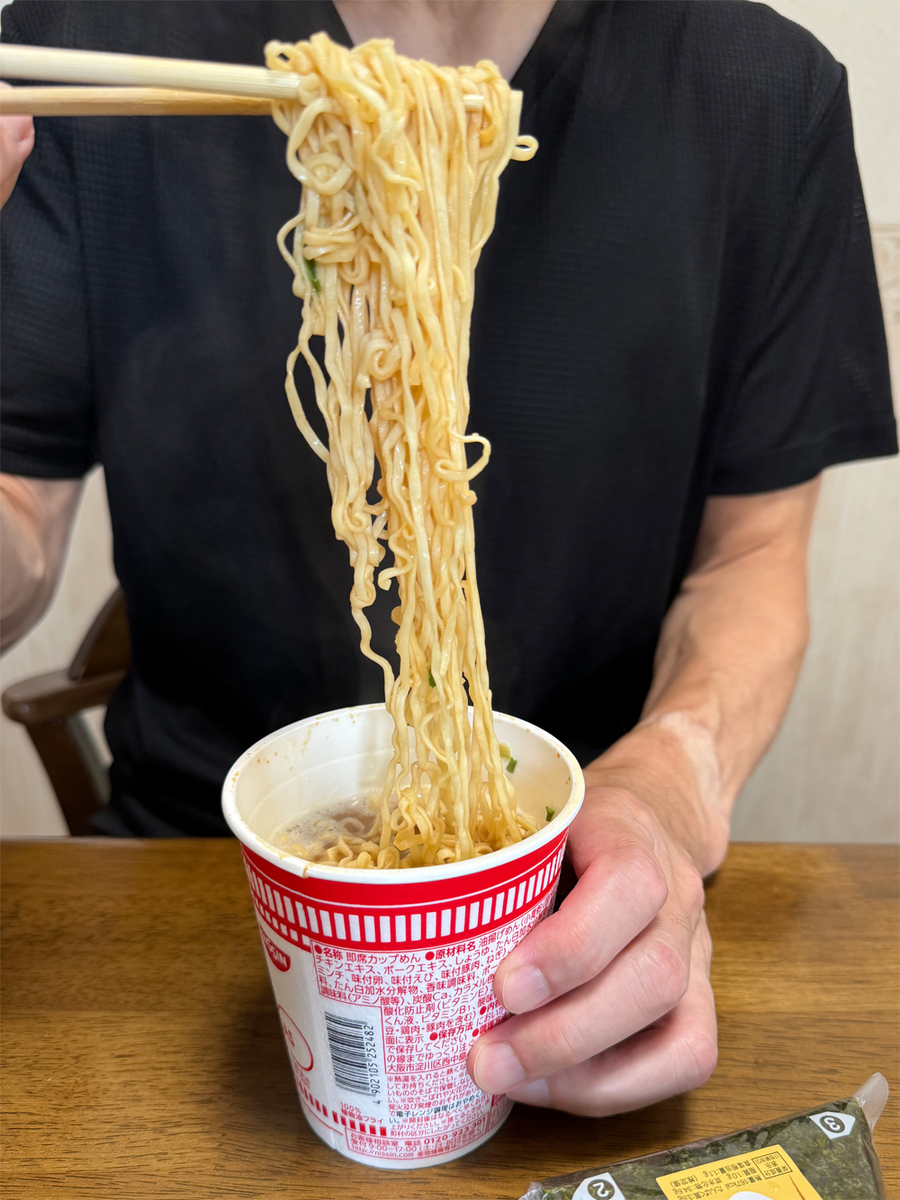 カップヌードルとおにぎり