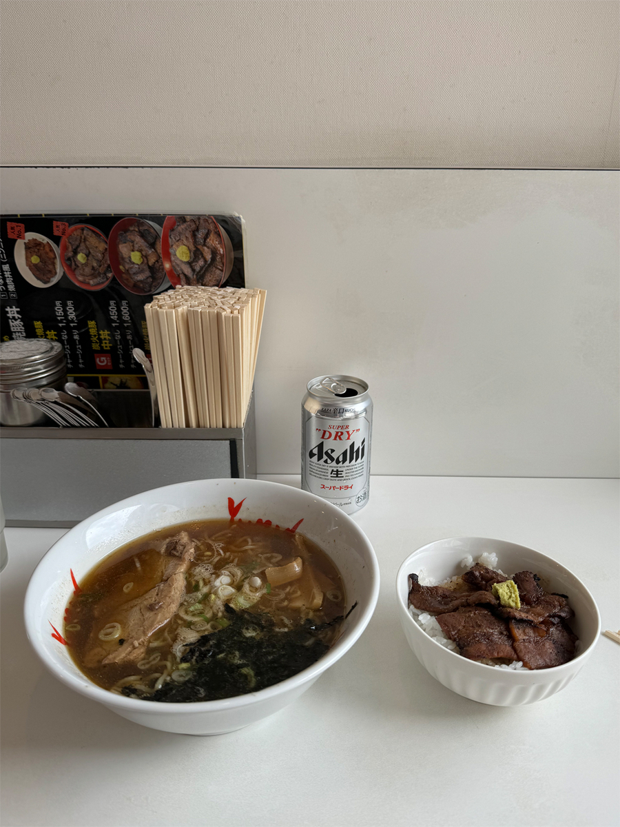 チャーシューありの和風ラーメンと小サイズの炭火焼豚丼