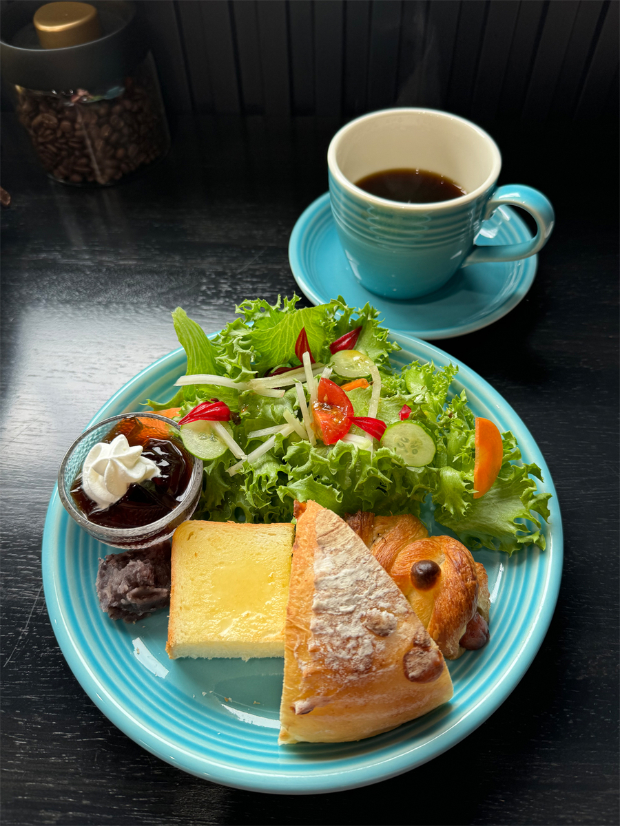 熱い珈琲とモーニングサービスのプレート
