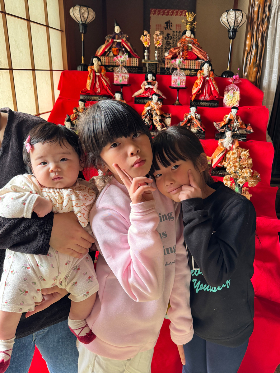 七段飾りの雛人形と3人の孫娘
