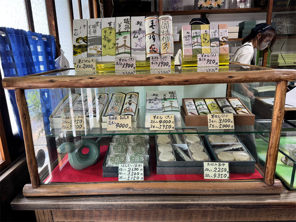 梅園菓子舗 本店のショーケース