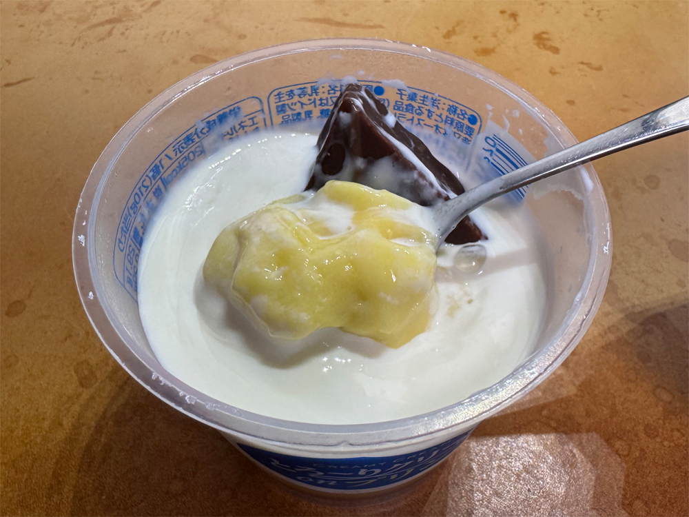 チョコレートをトッピングしたとろ～りクリームonプリン