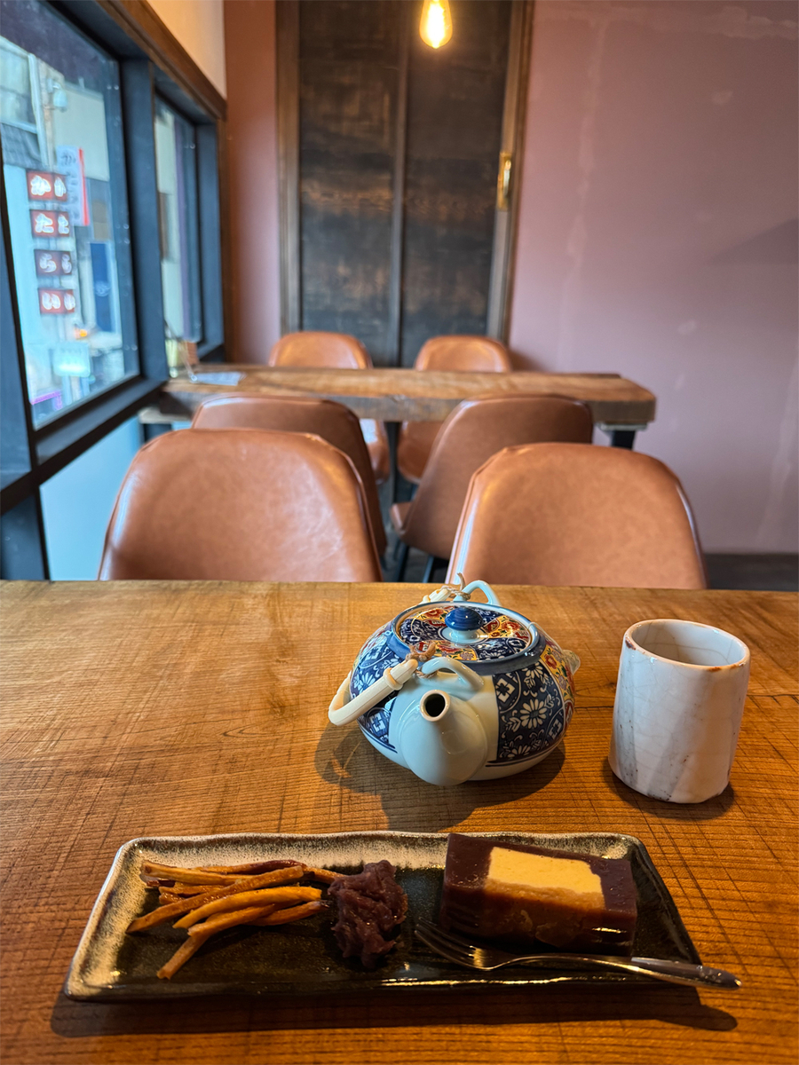 羊羹ちーずけーきと５杯分はある煎茶