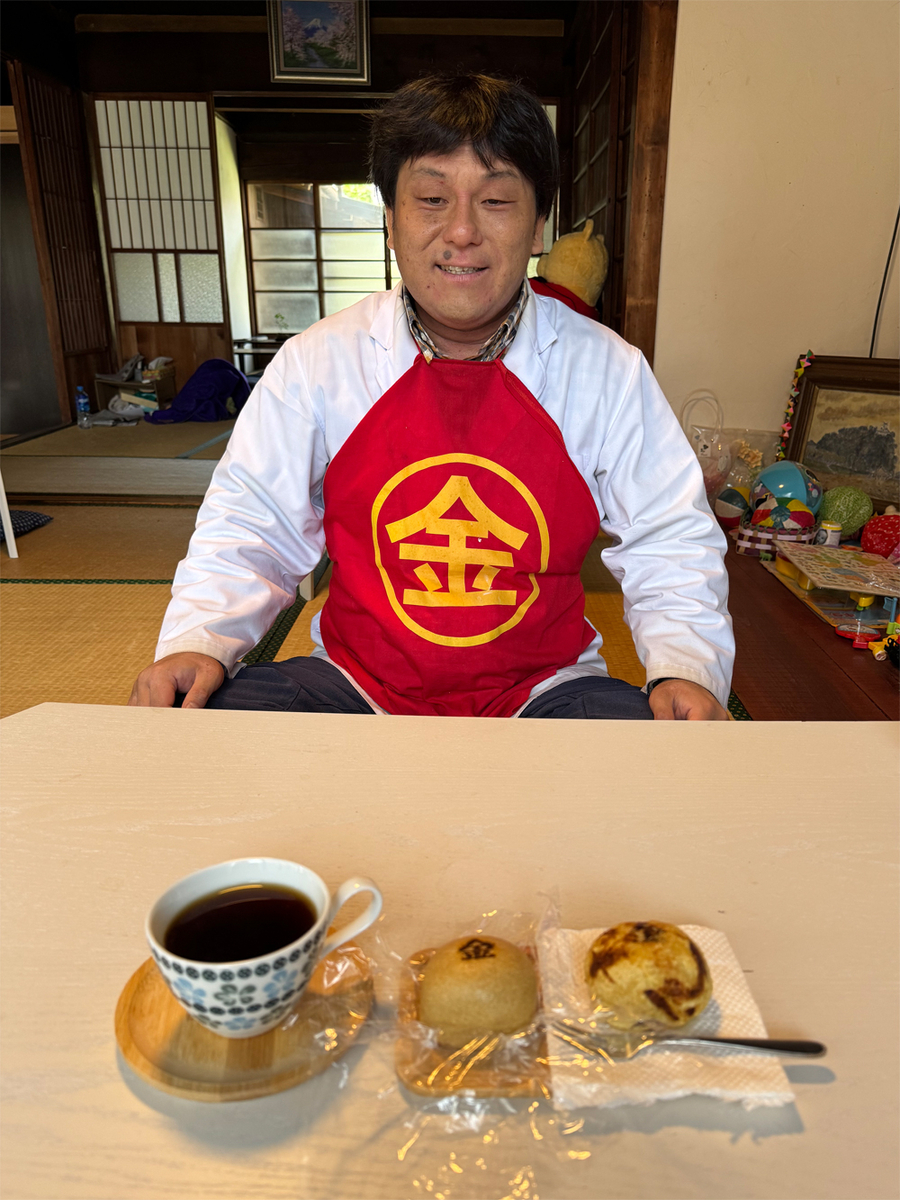 六代目の克行氏と２種類の倉知金太郎饅頭と熱い珈琲