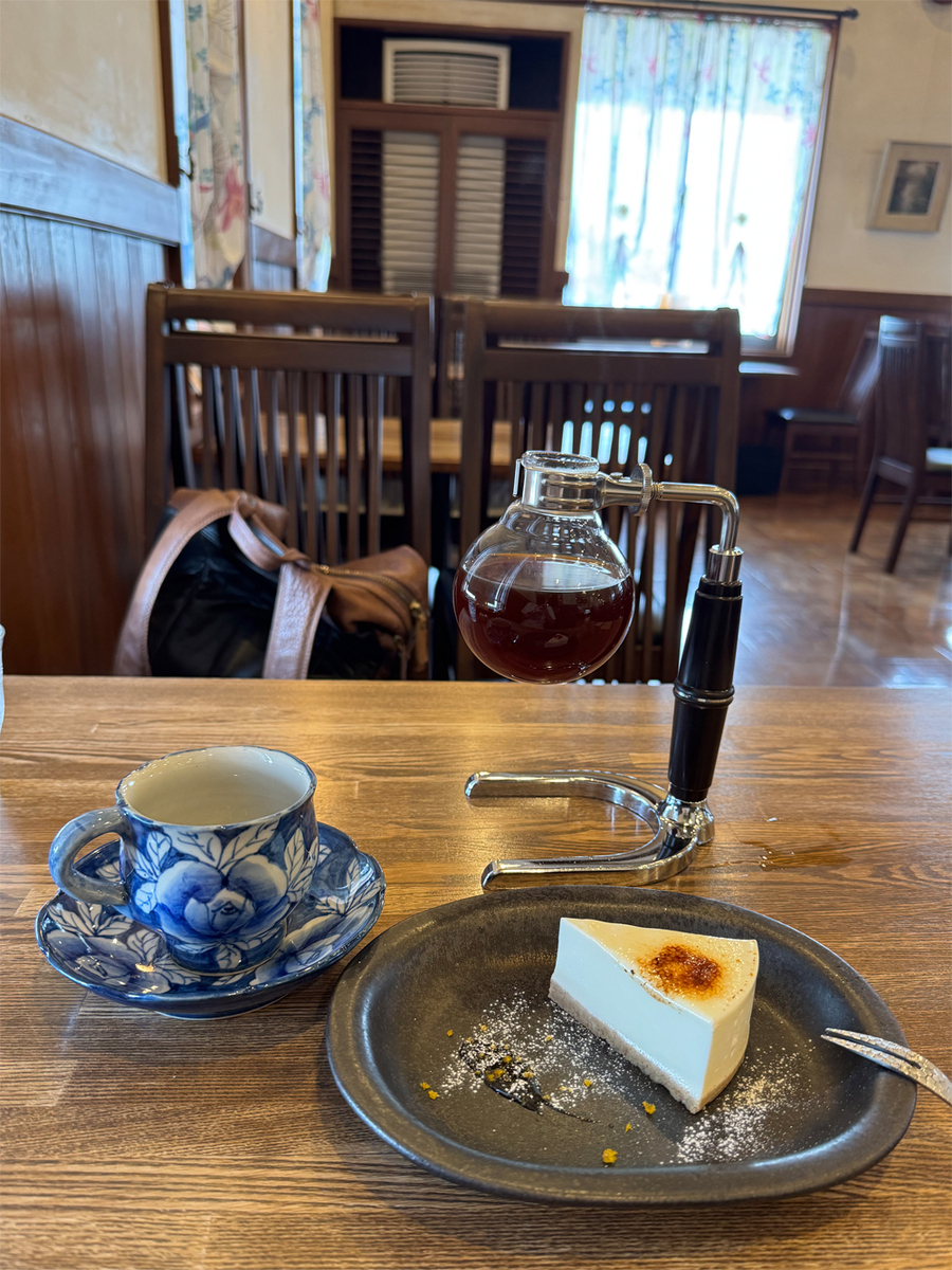 レアチーズケーキとサイフォンの熱い珈琲
