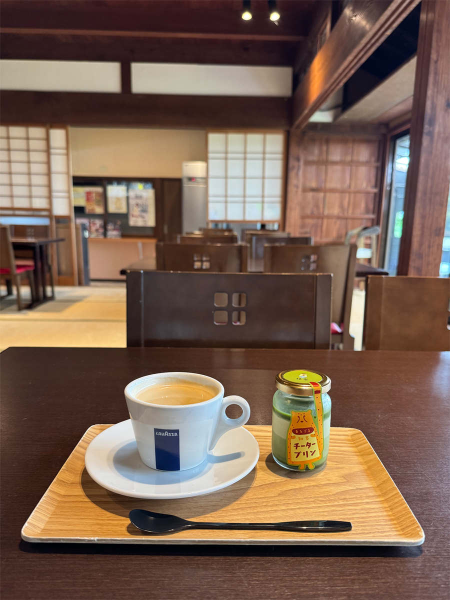 抹茶バージョンのチータープリンと熱い珈琲