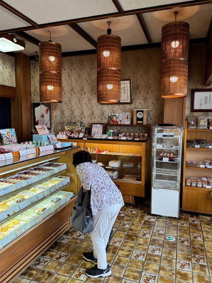 和菓子処 関市虎屋の店内