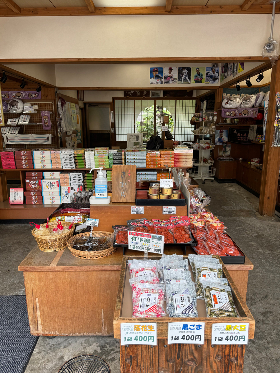 糸切餅総本家 多賀やも店内