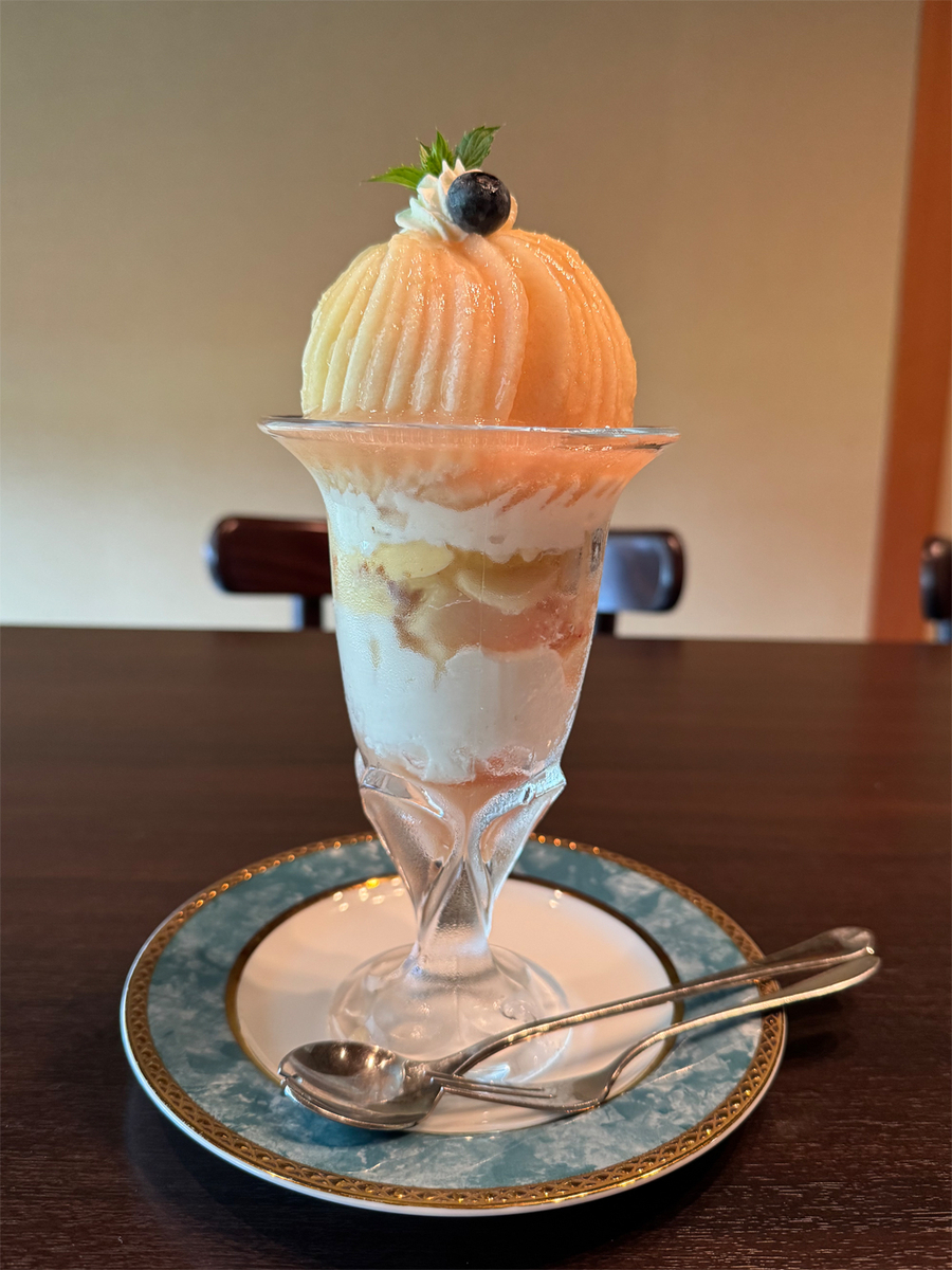 フルサイズのもものパフェ