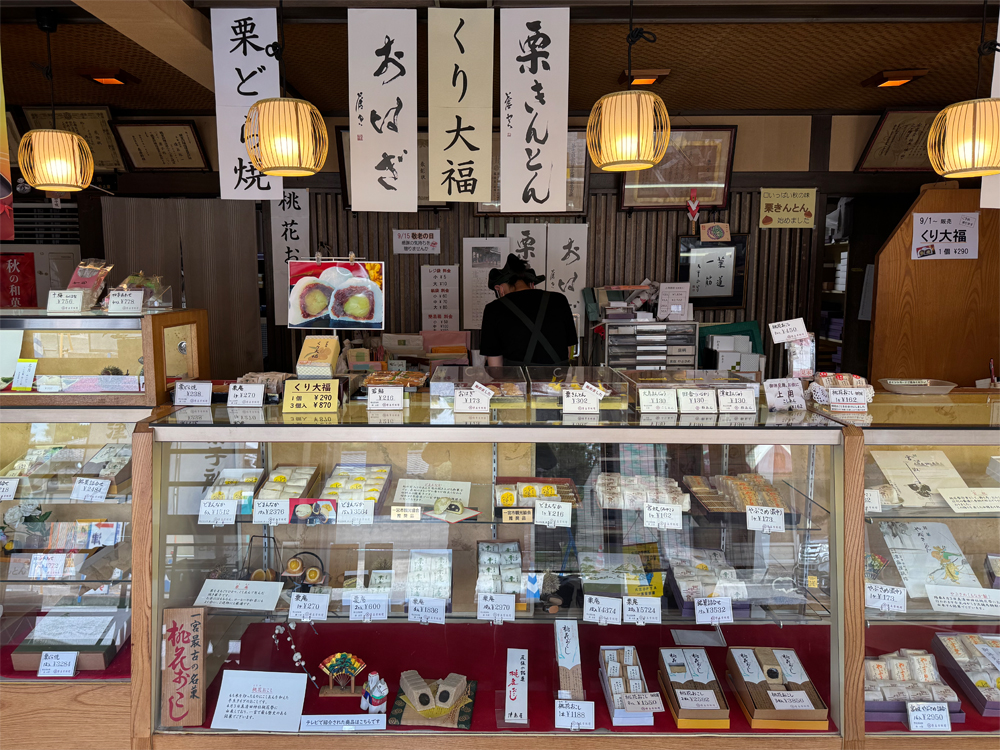 津島屋桃陰のショーケース
