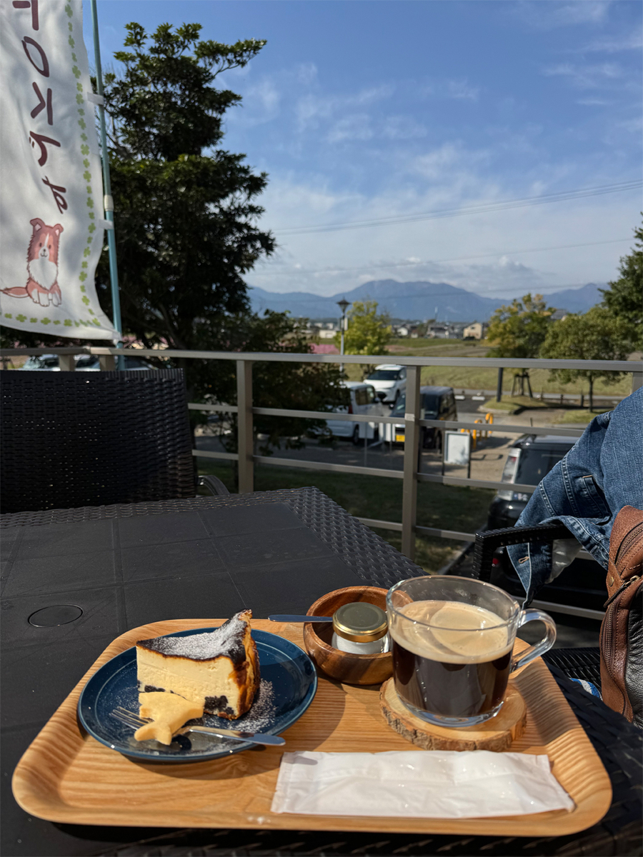 バスクチーズケーキと熱い珈琲