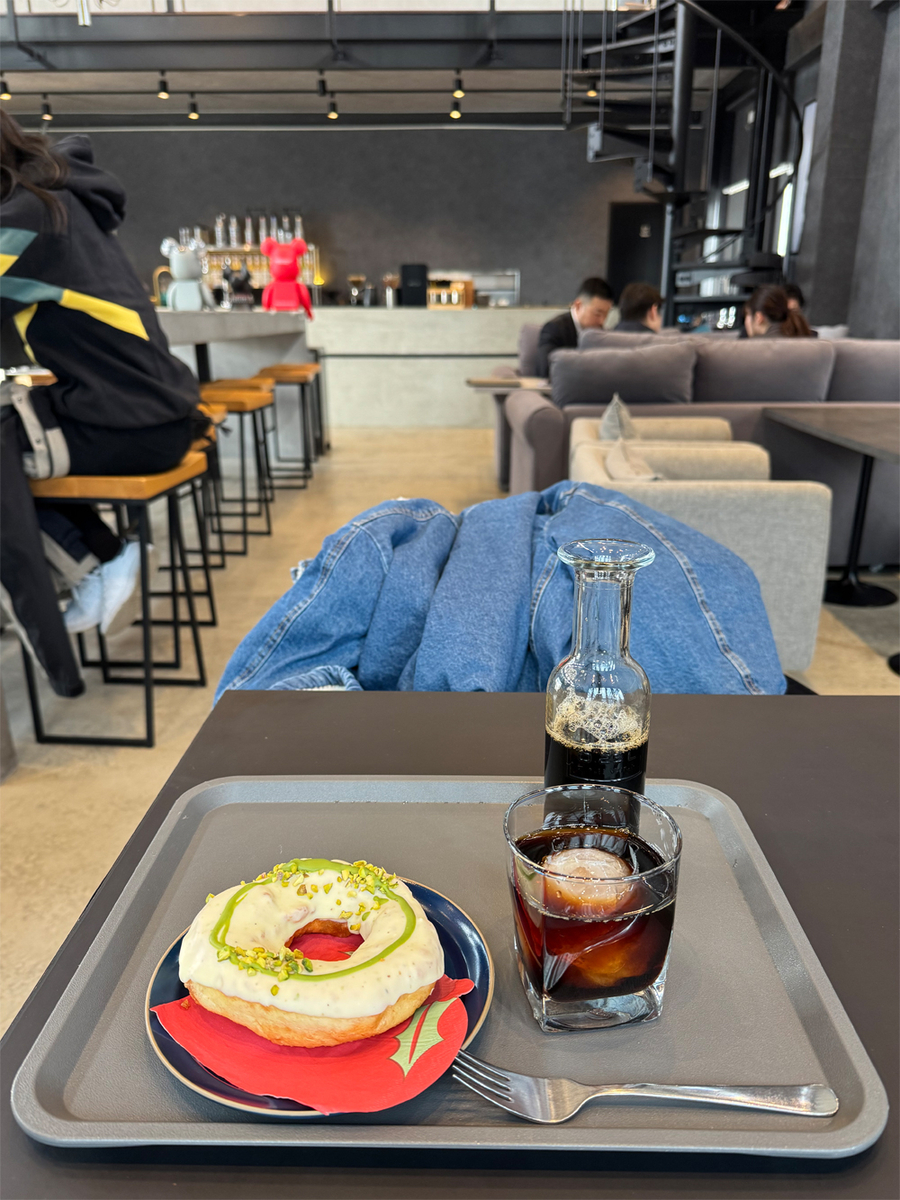 ピスタチオのドーナツとバレルエイジド アイスコーヒー
