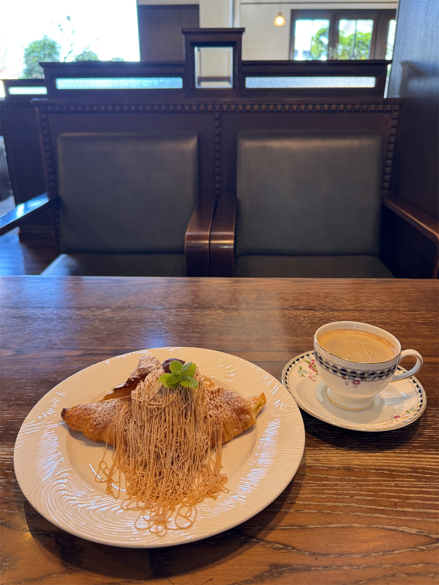 生搾りモンブランのクロワッサンと熱い珈琲