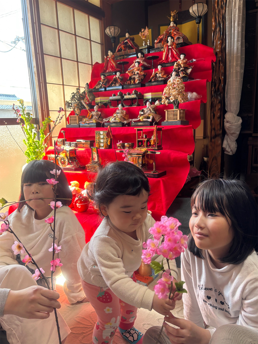 七段飾りの雛人形と３人の孫娘