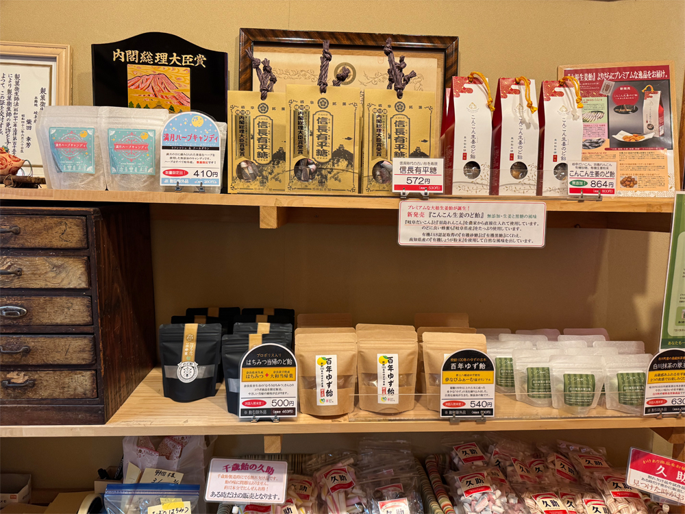 柴田飴本舗の陳列棚