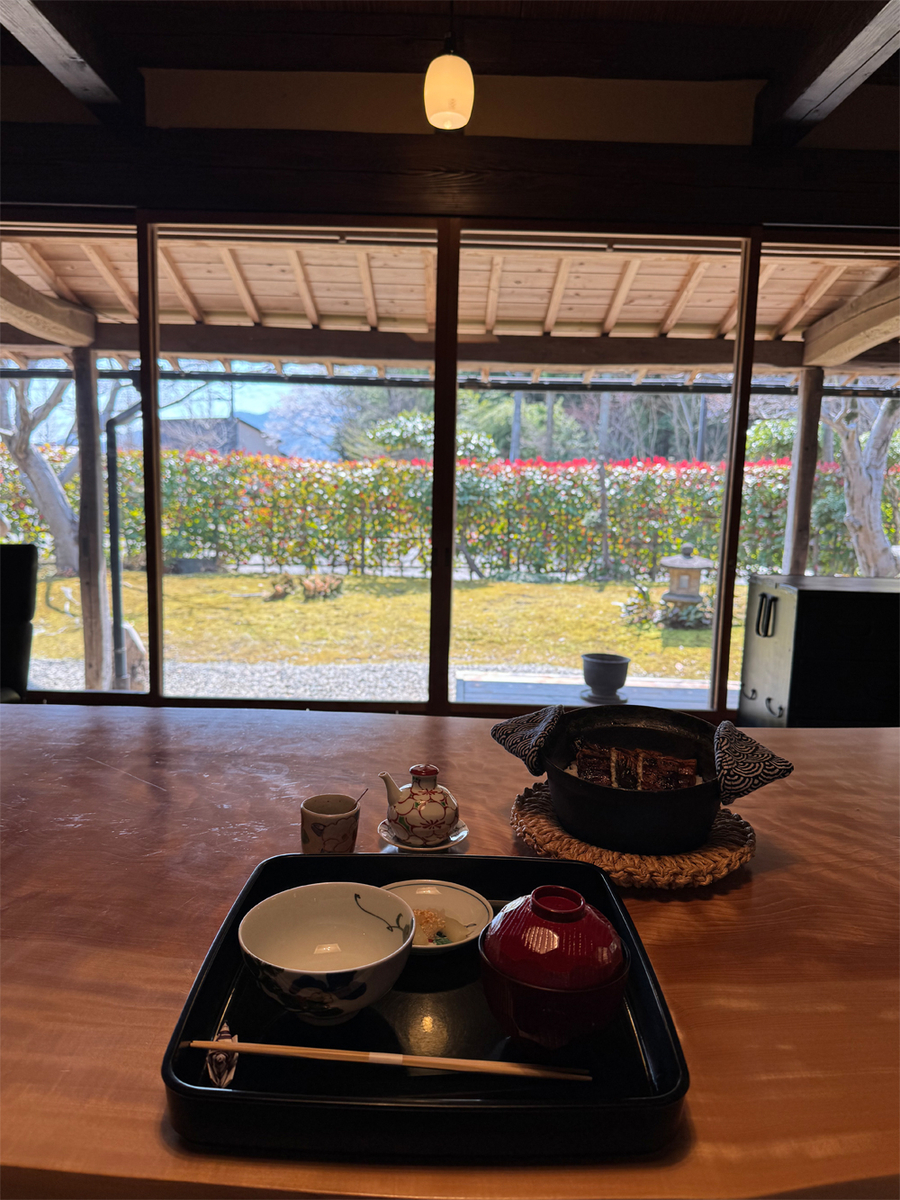 鉄釜で炊く炭焼鰻の釜飯