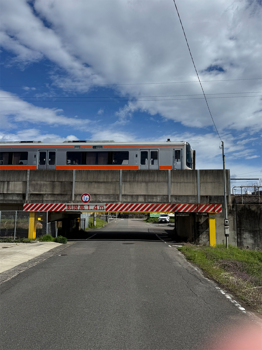 ＪＲ高山本線の高架下の道との遭遇