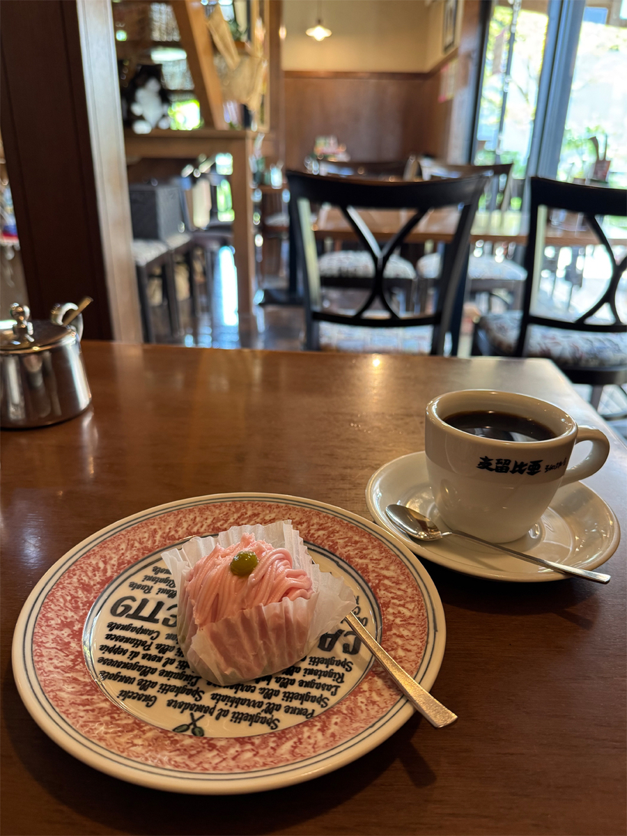 桜のモンブランと熱い珈琲