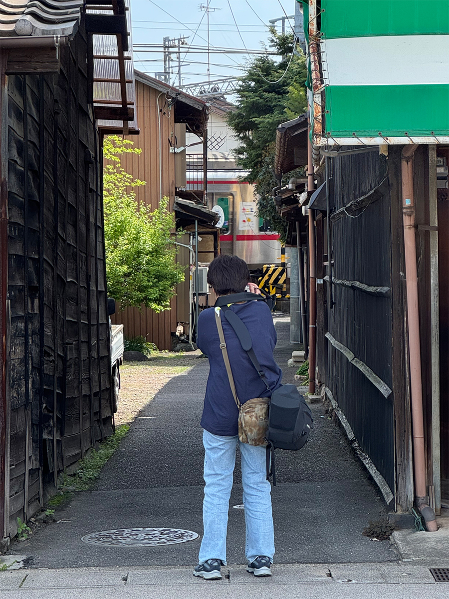 名鉄電車を撮影する女性