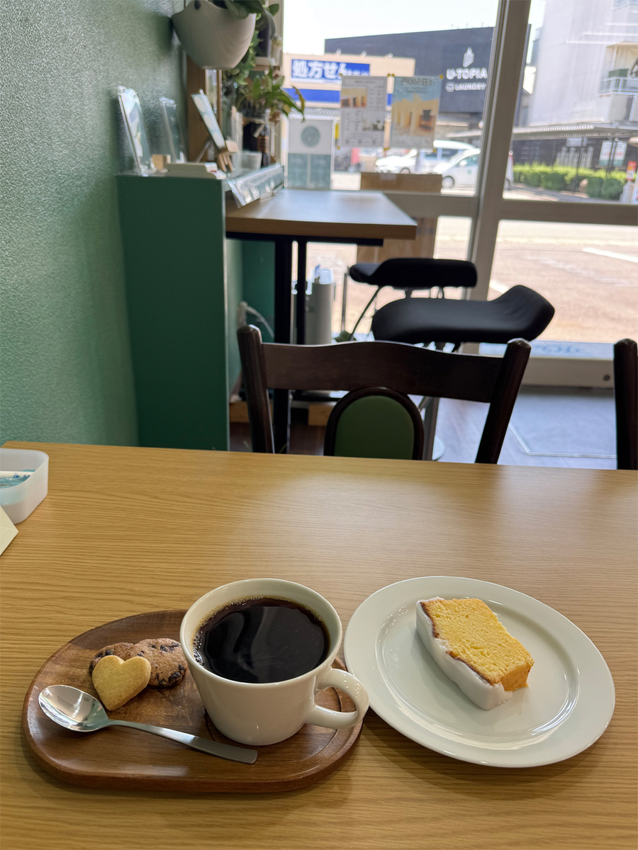 熱い珈琲とレモンケーキ