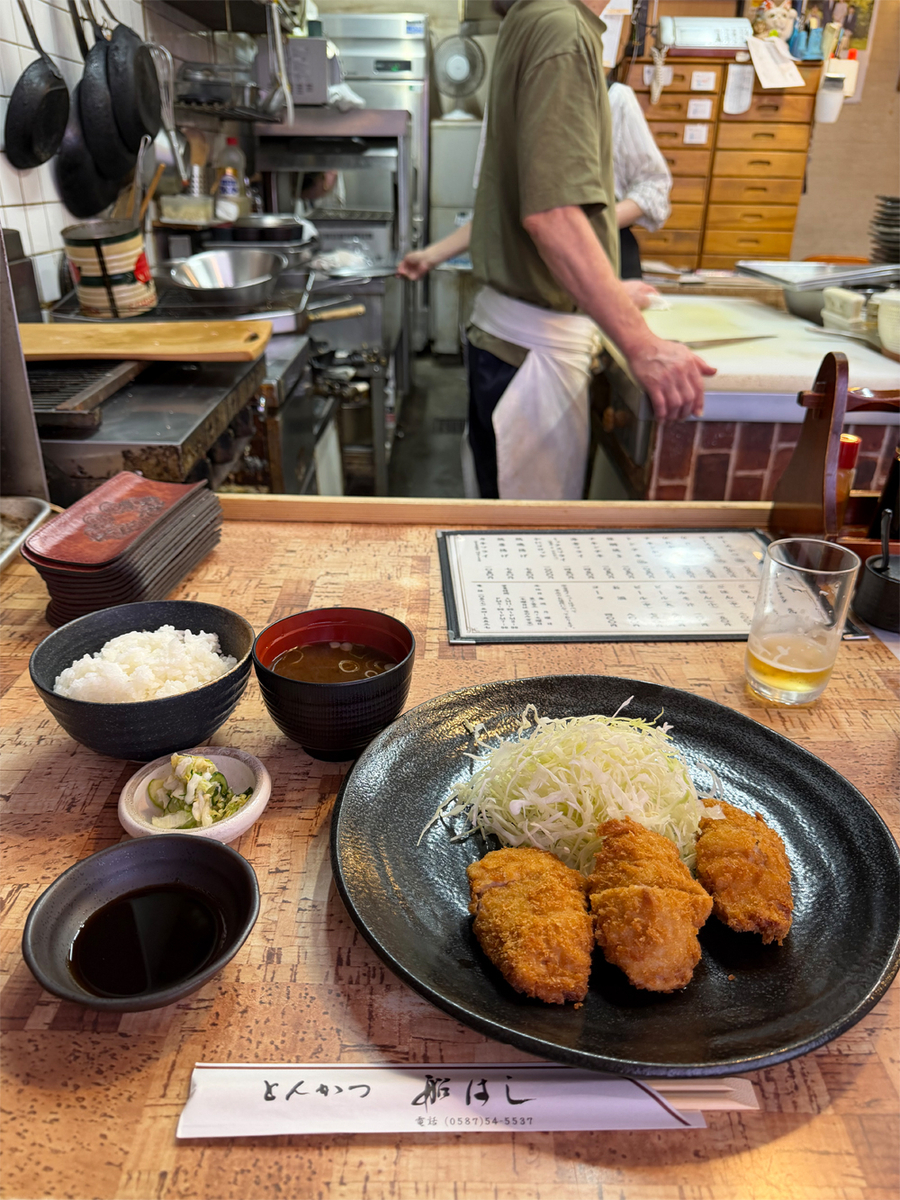 １５０グラムのひれかつとおみそ汁とごはん