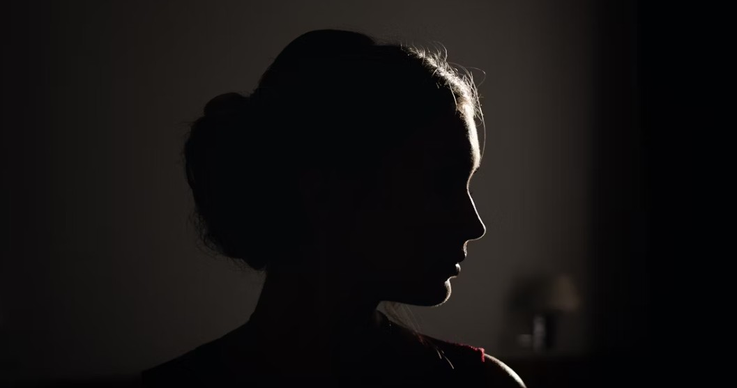 正体不明の女