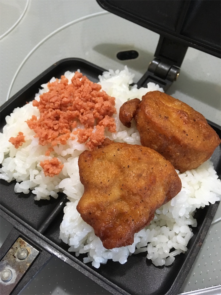 ホットサンドメーカーで 唐揚げ シャケの焼おにぎり を作ったよ ホットサンドのある暮らし