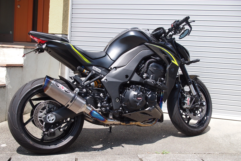 カスタム】Z1000（2018年式）にイエローのリムステッカー（AXXL