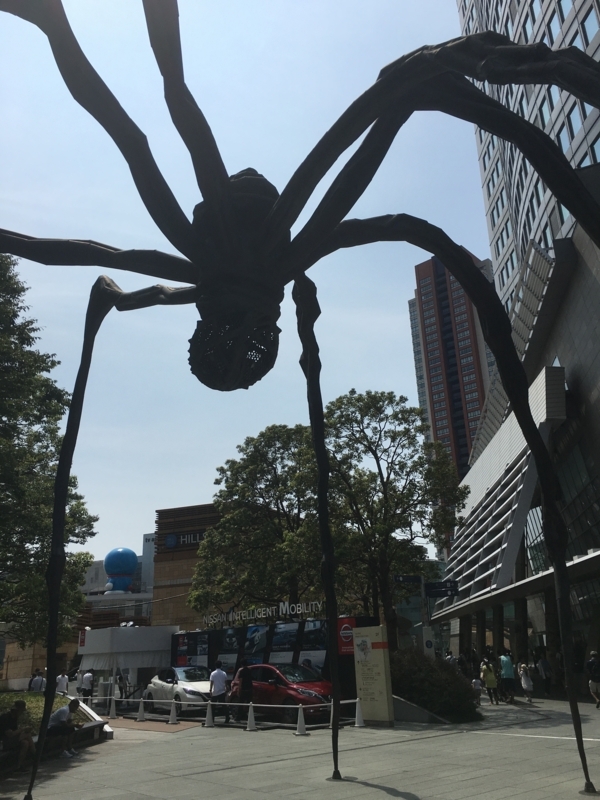 クモのオブジェ「巨大クモ・ママン」　下から