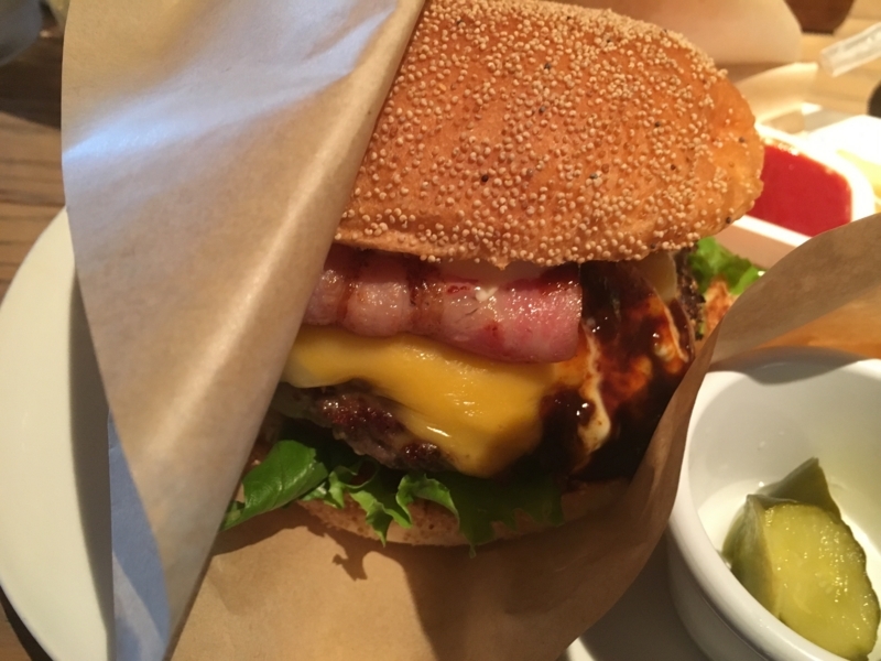 ダブルチーズBBQベーコンバーガー　アップ