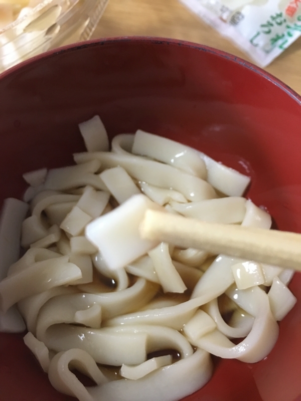 切った後のうどんの欠片画像