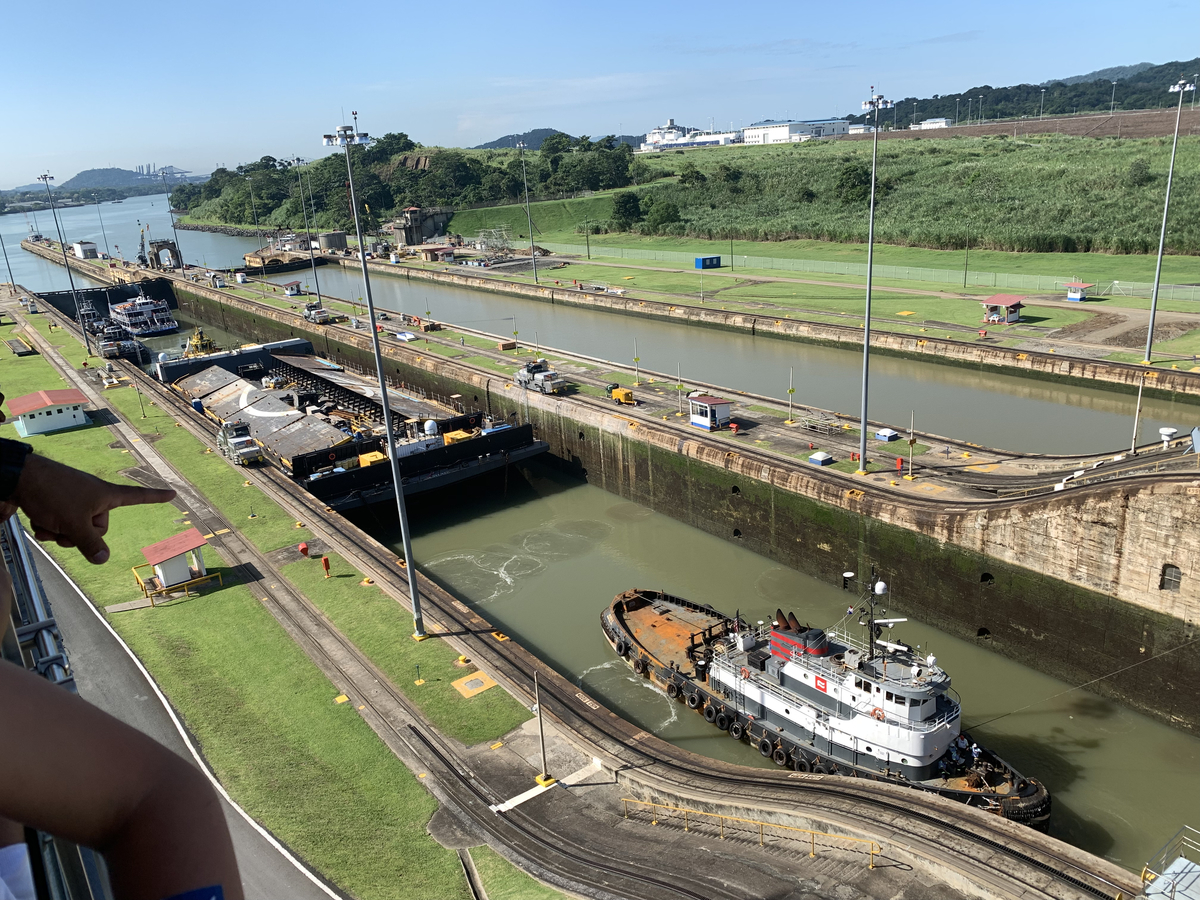 １. パナマ運河の通峡動画と写真