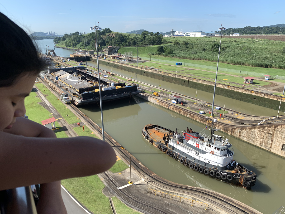 １. パナマ運河の通峡動画と写真