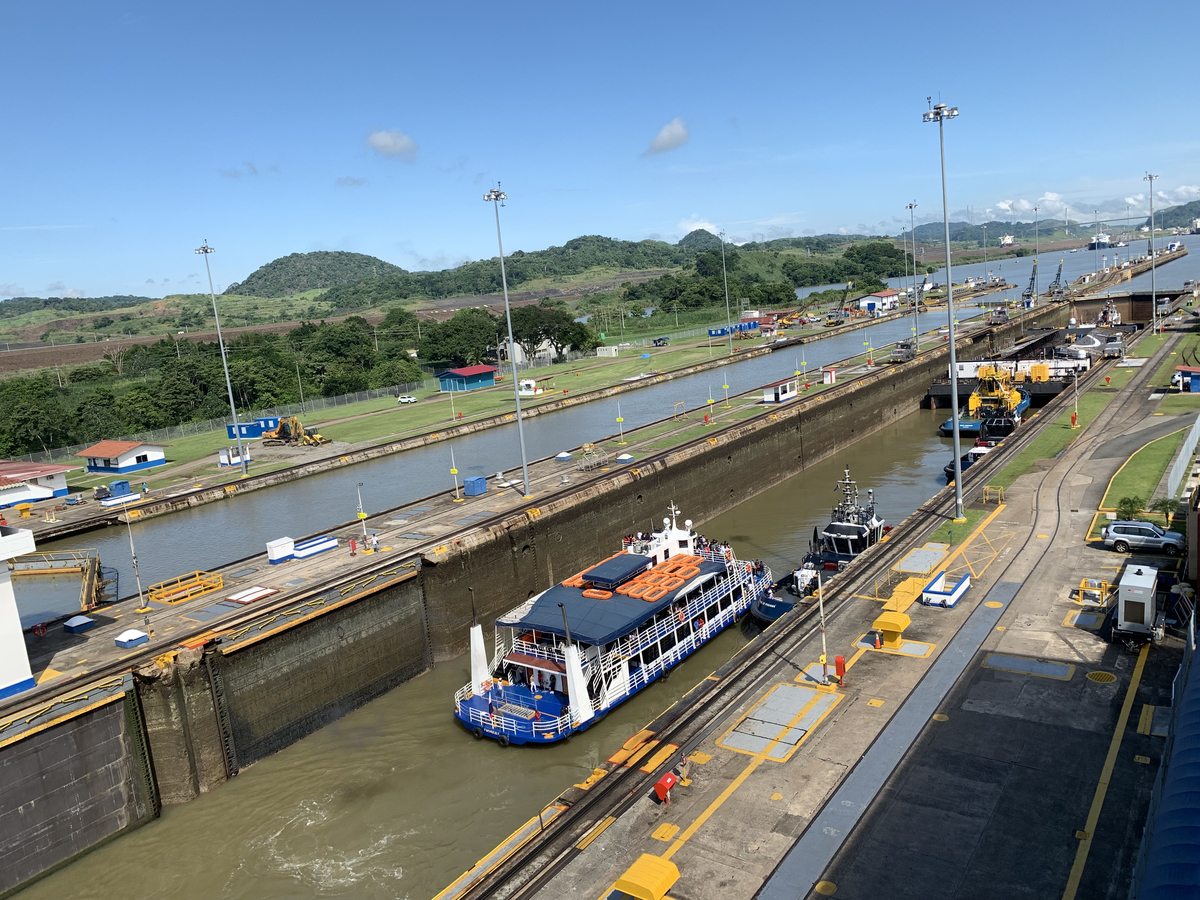 １. パナマ運河の通峡動画と写真