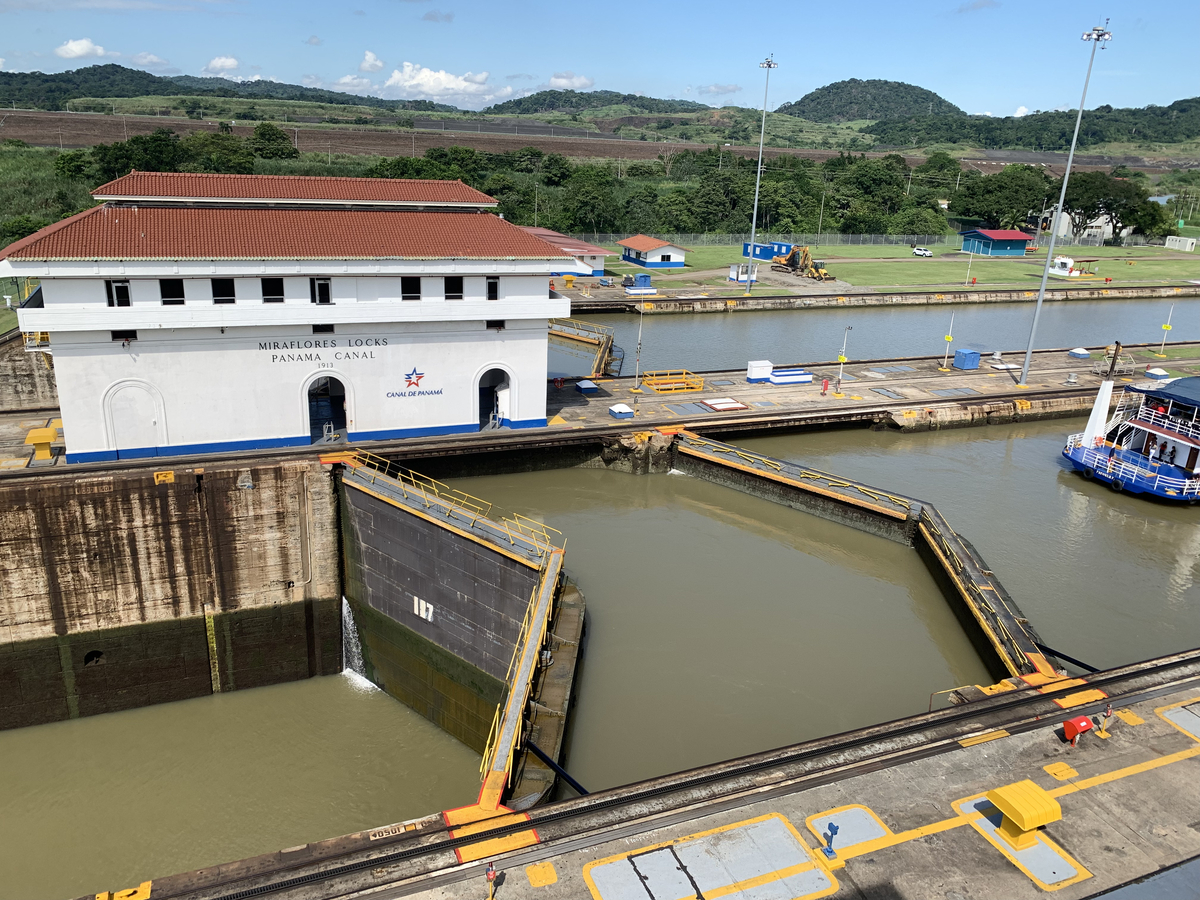 １. パナマ運河の通峡動画と写真