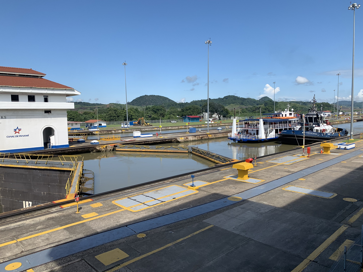 １. パナマ運河の通峡動画と写真