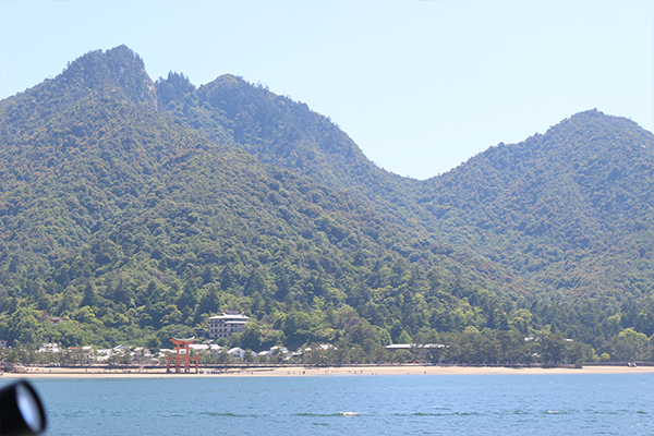 フェリーからの宮島景色