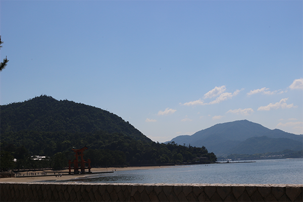 瀬戸内海と宮島・中国地方の山々