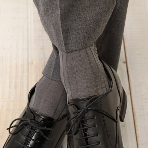 スーツ初心者がハマりがちな罠 スーツに合う靴下の選び方を教えるよ ひとつでは少なすぎる