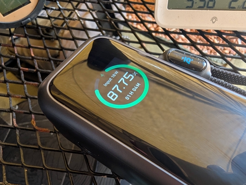 EcoFlow 28Wソーラーパネルでモバイルバッテリーを充電