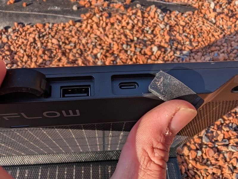 EcoFlow 28WソーラーパネルのUSB端子接続部