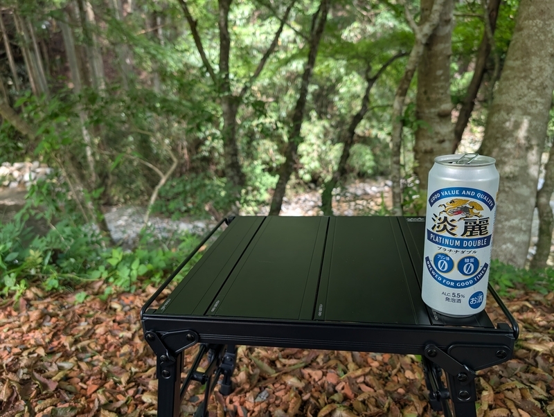 河原でキャンプ、ビールを飲む