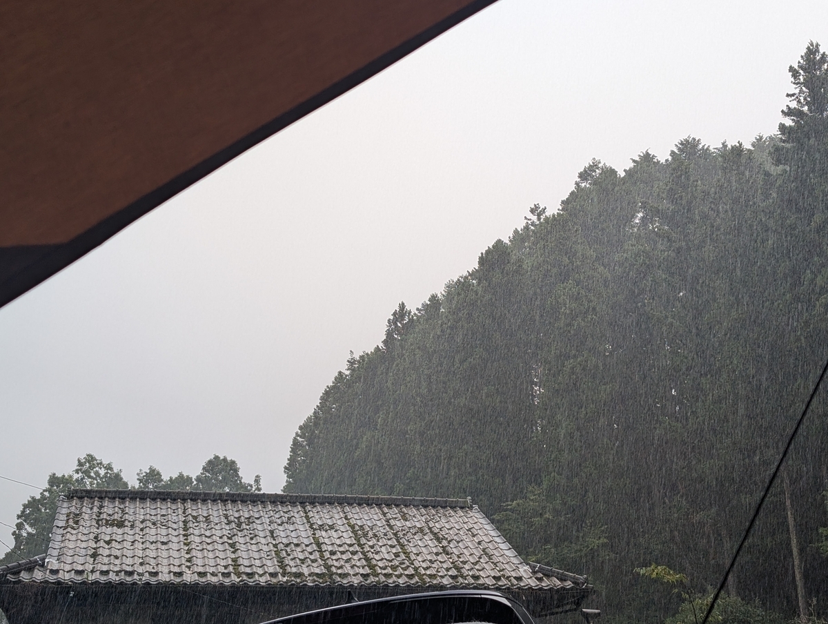 雨予報の夏キャンプ、タープで雨から凌ぐ