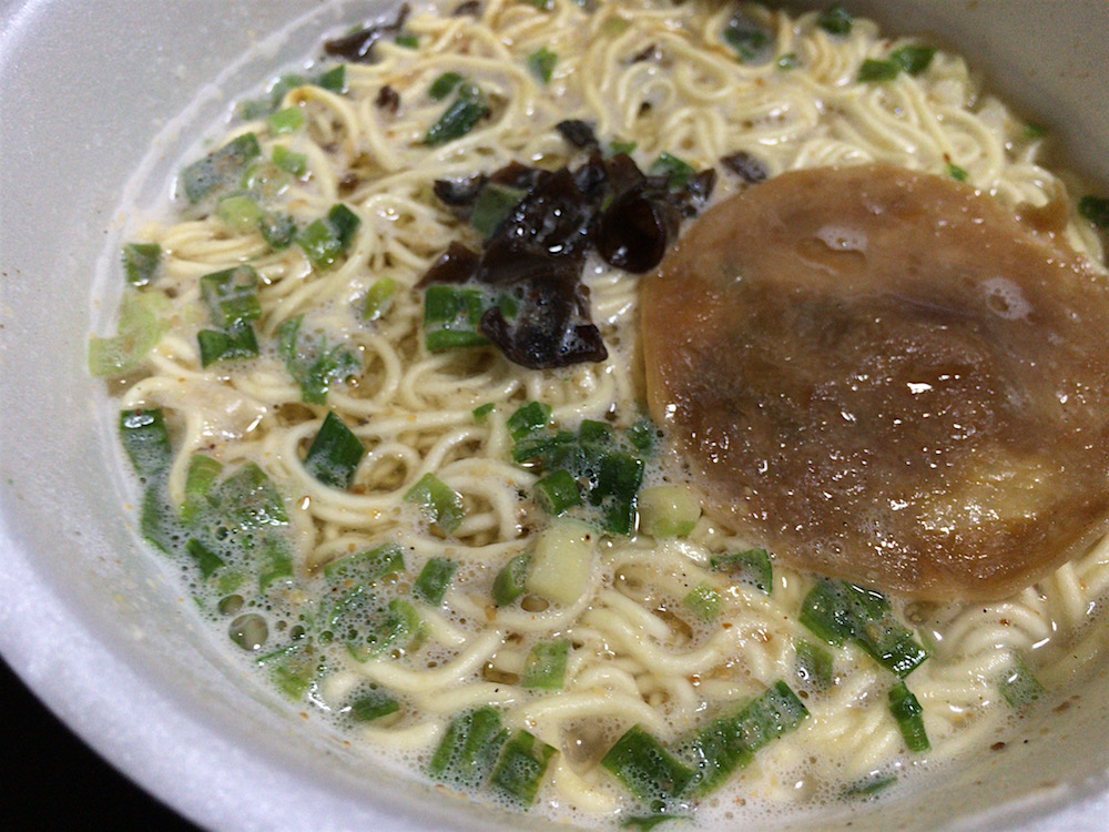 サンポー 大盛こってり濃厚豚骨らーめん　出来上がり