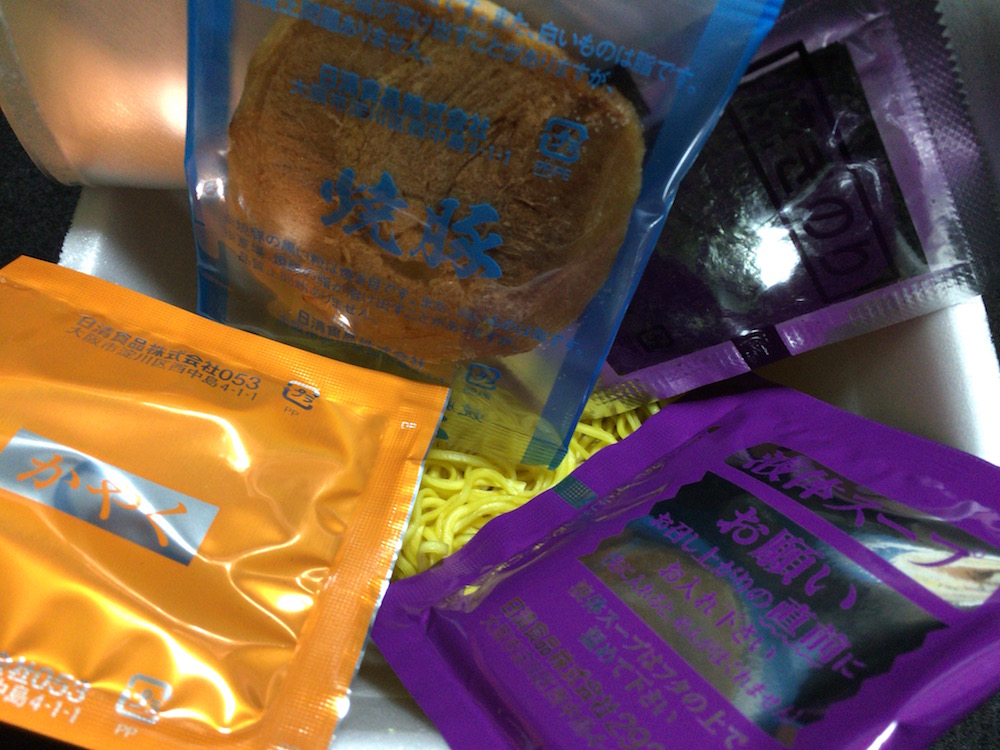 日清ラ王 背脂コク醤油 中身