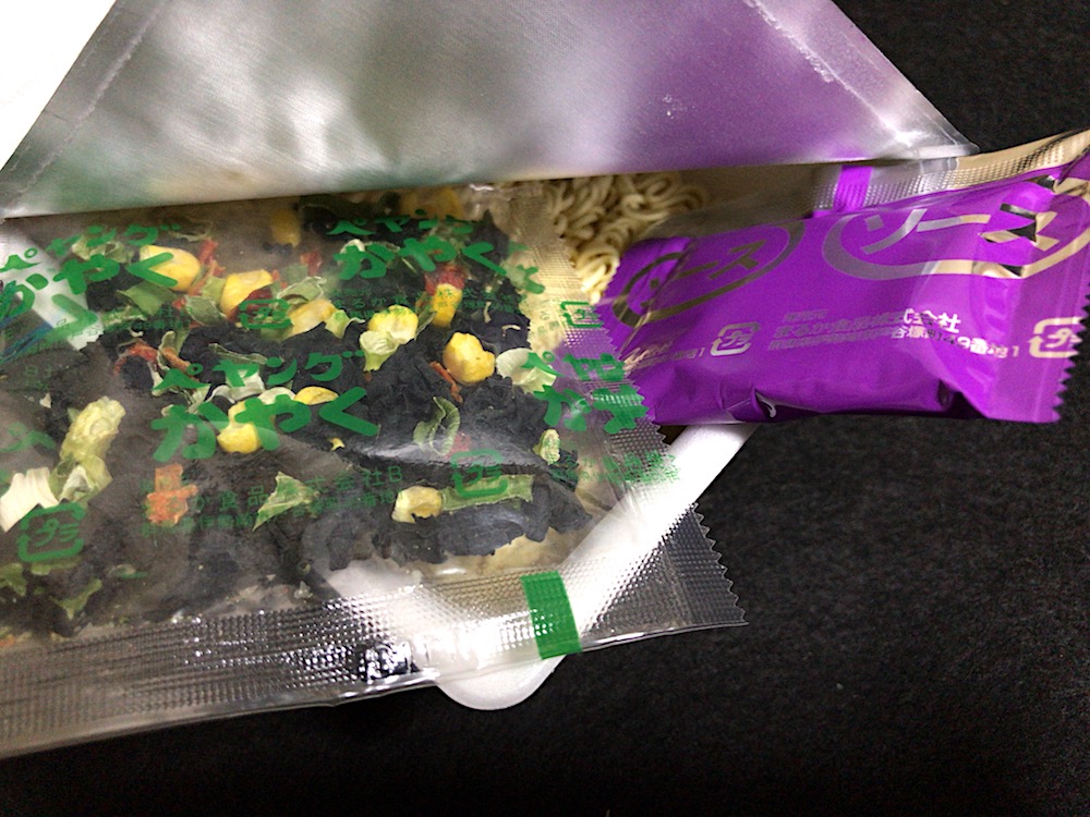 ペヤング わかめMAXやきそば　中身