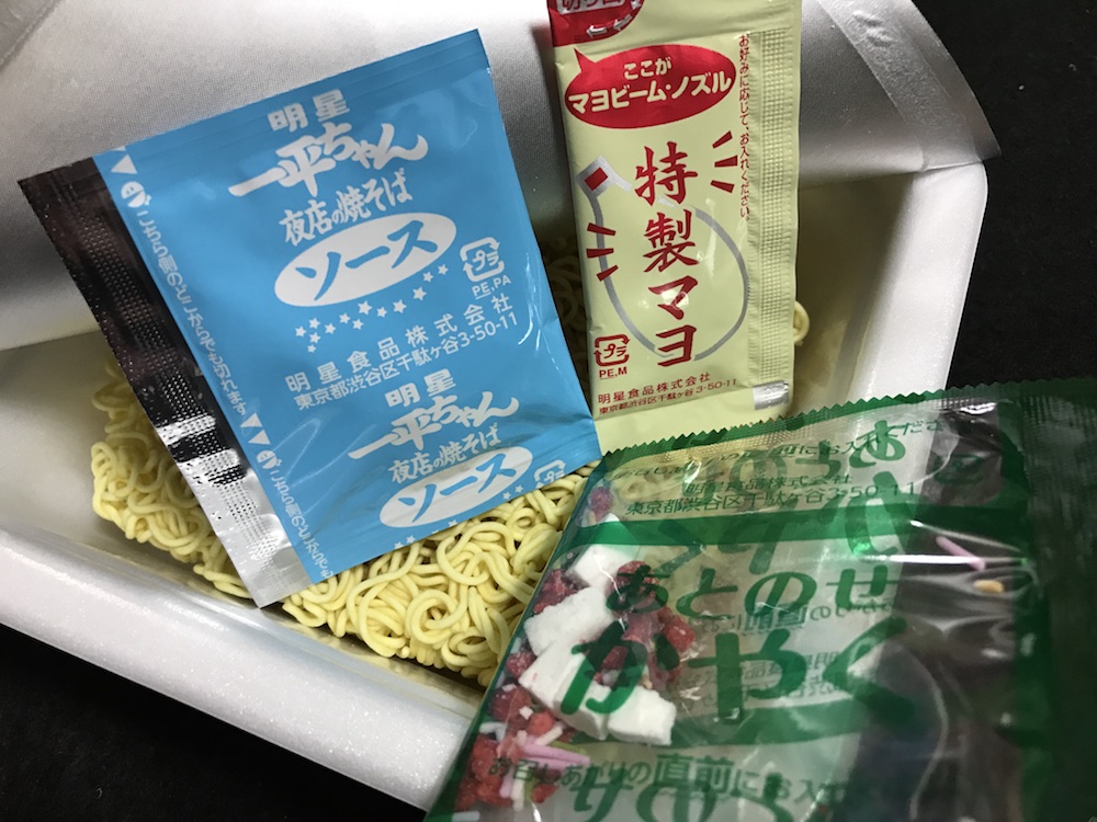 明星 一平ちゃん夜店の焼そば ショートケーキ味　中身