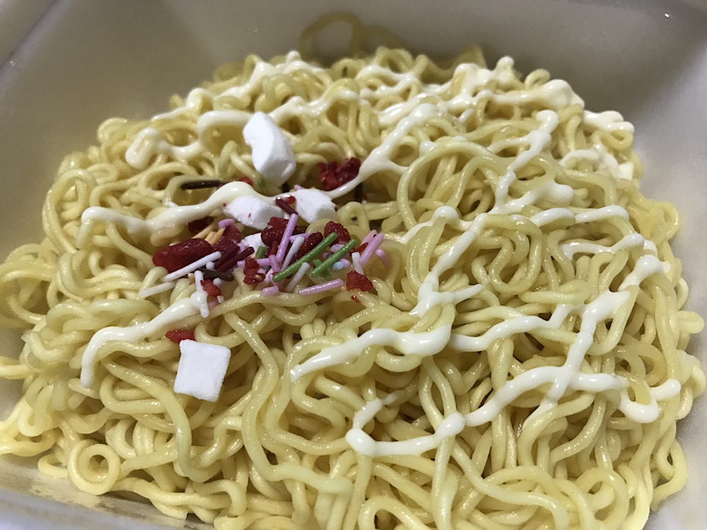 明星 一平ちゃん夜店の焼そば ショートケーキ味　出来上がり