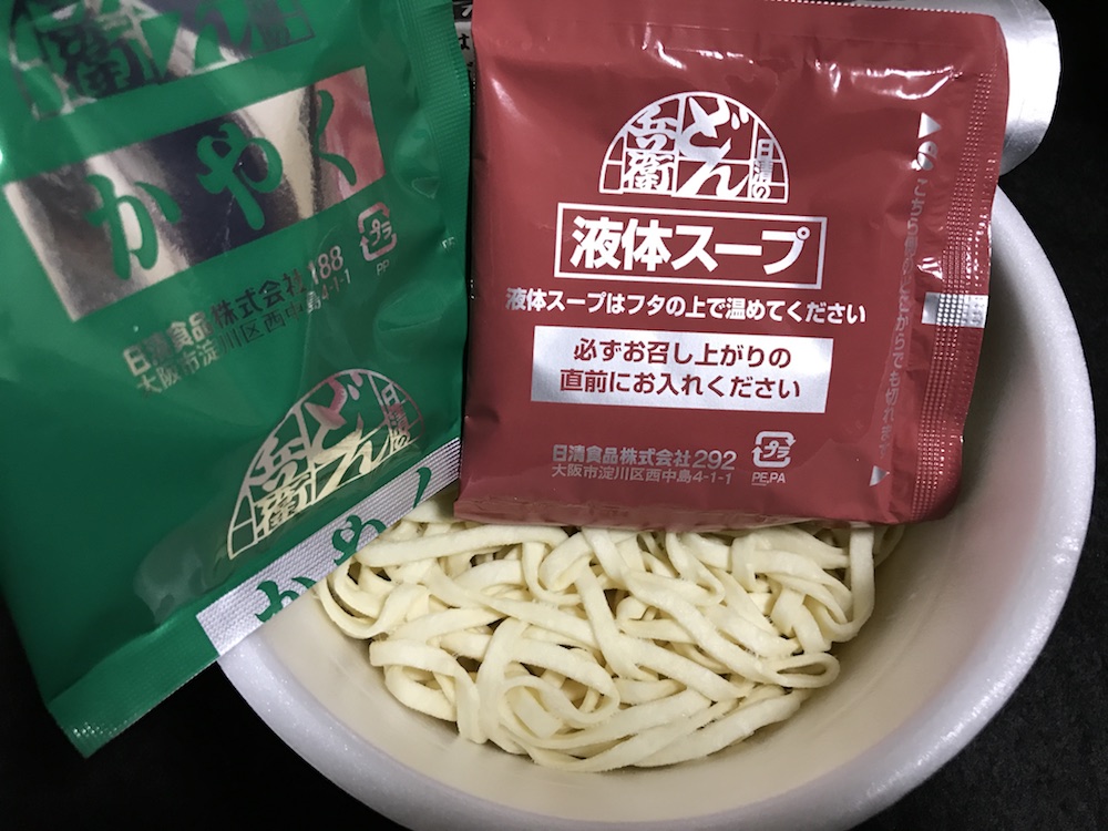 日清のどん兵衛 すき焼き 肉汁の旨みたっぷりすき焼き風うどん 中身