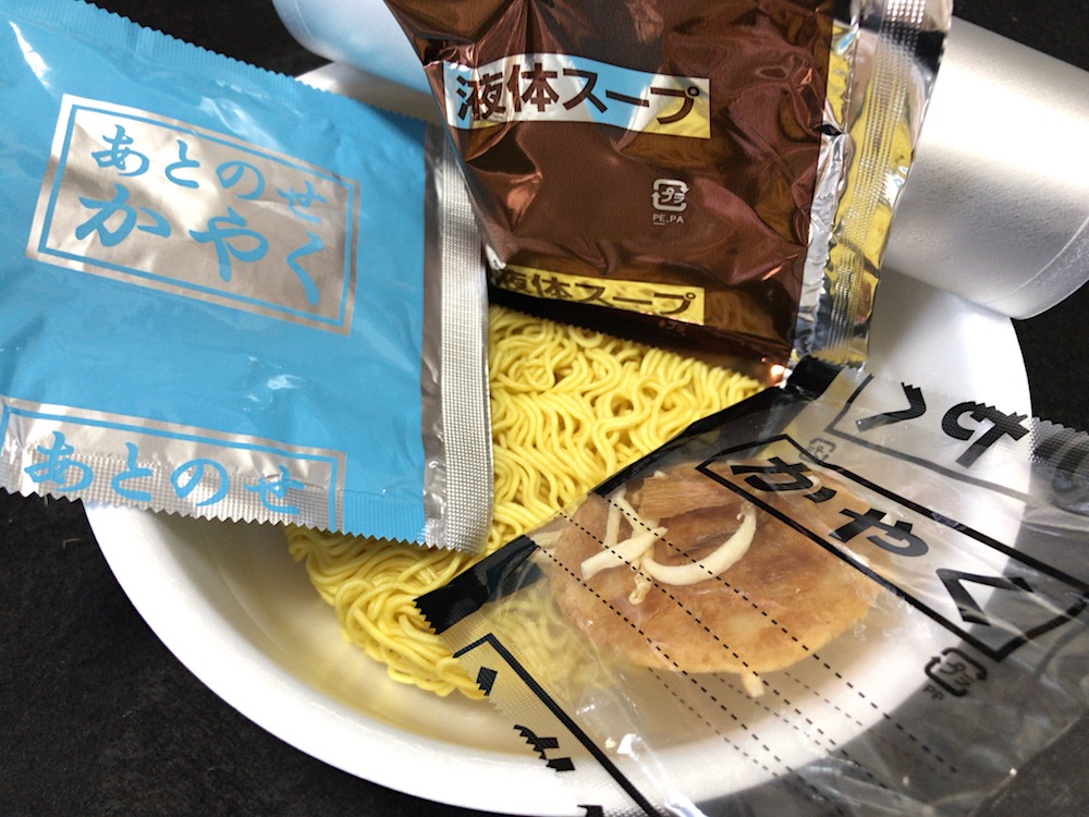 銀座香味徳監修　鳥取ゴールド牛骨ラーメン　中身